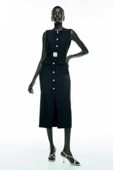 Vestido midi negro sin mangas, con cuello redondo, cinturón con hebilla metálica y cierre frontal con botones.