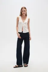 Pantalón de jean negro con glitter, corte recto y tiro alto.