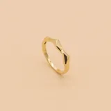 Anillo dorado con tres detalles triangulares en la parte superior.