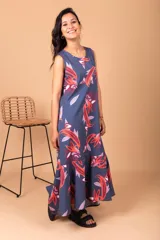 Vestido largo con estampado exclusivo en tonos azul y rojo, diseñado en 100% poliéster.