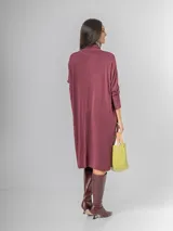 Vestido tipo polera de tejido liviano y elastizado, color vino tinto jaspeado, con cuello tortuga y mangas largas. Presenta un calce oversized.
