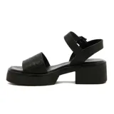 Sandalias negras de cuero sintético con plataforma y taco cuadrado. Tira ancha sobre el empeine con diseño tejido y pulsera al tobillo con hebilla.