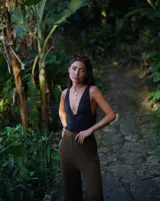 Collar con dije circular irregular de alpaca y plata 925, con hilo de algodón natural.