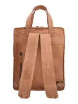 Mochila color marrón confeccionada en cuero natural con forro interior de poliéster reciclado. Cuenta con compartimento principal con cierre, dos bolsillos frontales (uno con cierre y otro con solapa imantada), bolsillo trasero con cierre, bolsillo interior con cierre, compartimento interior acolchado para computador y correas ajustables.