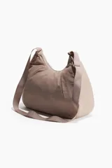 Bolso de deporte color rosa con correa ancha ajustable y cierre.