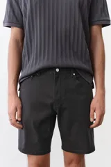 Short gris oscuro de sarga de algodón, corte regular, con cinco bolsillos, cierre con botón y trabillas para cinturón.