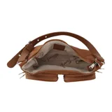 Cartera tipo bandolera de color negro con dos bolsillos frontales cuadrados con cierre. Posee una correa larga regulable y cierre principal superior. Presenta el nombre de la marca Las Oreiro grabado en uno de los bolsillos delanteros.