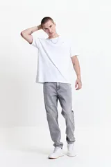 Pantalón jean negro de corte slim, tiro medio y con presillas para cinturón.