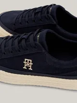 Zapatillas Tommy Hilfiger de lino orgánico color azul marino, con suela de goma color crema y logo TH bordado en dorado.