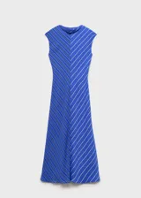 Vestido largo azul con estampado de rayas diagonales en dos tonos de azul y blanco. Tiene cuello drapeado, diseño evasé y cierre de botones en la parte posterior.