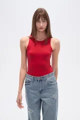 Body sin mangas de color rojo, ajustado al cuerpo, con cuello redondo bajo.