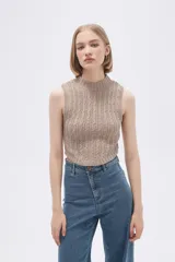Chaleco verde pálido de punto con cuello alto y diseño trenzado.