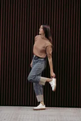 Zapatillas urbanas blancas con detalles en gris y suela color caramelo. Presentan cierre con tiras de velcro.