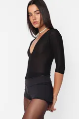 Microshort negro de calce ajustado.