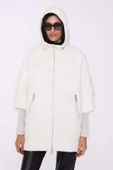 Campera negra acolchada con capucha, cierre frontal y bolsillos laterales con cierre. Tiene mangas 3/4 con puño de tricot.