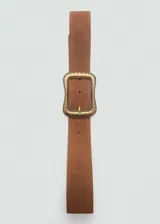Cinturón marrón de cuero con hebilla metálica rectangular con diseño labrado.