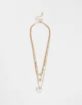Collar corto dorado de tres cadenas con cuentas de colores y dijes de corazón y flor.