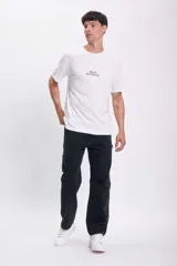 Pantalón jean de corte recto, color gris oscuro, con múltiples bolsillos tipo carpintero.