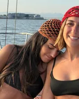 Gorro tipo casquete tejido a crochet con lentejuelas, talle único y tejido a mano.