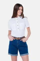 Short de jean azul con spandex y ruedo doblado.