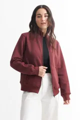 Campera color bordó de felpa liviana, con cuello alto, cierre frontal, bolsillos laterales y puños y cintura acanalados.