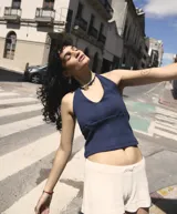 Musculosa roja con breteles finos y escote redondo.
