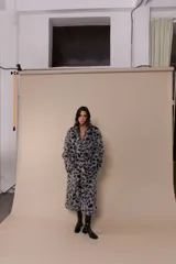 Chaqueta de piel sintética gris con estampado animal, de corte largo y ajuste con cinturón.
