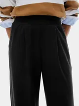 Pantalones anchos color beige de algodón, con diseño básico y corte cómodo.