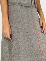 Pollera larga color dorado, tejida en hilo de lino con aberturas laterales.