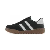 Zapatillas urbanas Panama Jack de cuero negro con tres franjas blancas en el lateral y suela marrón.