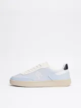 Zapatillas urbanas Tommy Hilfiger color celeste con detalles en blanco y suela color crema.