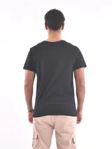 Remera blanca de corte slim fit con estampado frontal de líneas horizontales negras que forman la palabra 'Trust' y la frase 'In Yourself'.