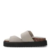 Sandalias planas color gris con hebilla metálica negra, tira ancha sobre el empeine y tira entre los dedos. Plataforma con base de corcho y suela de goma negra.