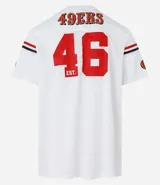 Remera deportiva blanca de manga corta con tecnología Dry, cuello en V, detalles de rayas en mangas y cuello, y estampado del logo de los San Francisco 49ers.