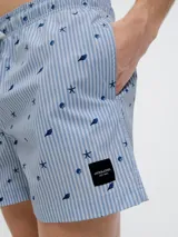Short de baño celeste con rayas verticales blancas y estampado de motivos marinos en azul. Cuenta con cintura elástica ajustable con cordón y bolsillos laterales.
