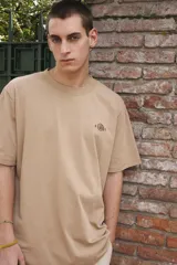Remera color arena de algodón, corte clásico y mangas cortas.