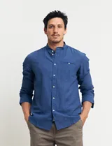 Camisa de lino color beige, de cuello mao y manga larga.