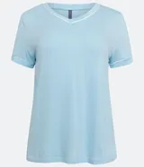 Remera de pijama celeste con escote en V y mangas cortas con ribete blanco.