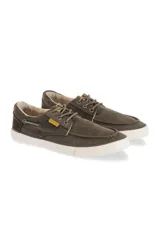 Zapato náutico marrón con cordones y suela blanca.