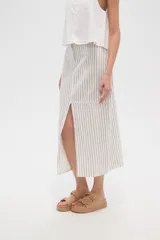 Falda midi de algodón color crudo con rayas verticales negras y tajo frontal.