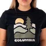 Remera de manga corta para mujer, color negro, con cuello redondo acanalado. Presenta un estampado gráfico frontal que muestra un paisaje de montañas, un sol y un pino, con el nombre de la marca Columbia en la parte inferior.