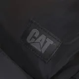 Mochila negra marca CAT con compartimento independiente para laptop de hasta 15 pulgadas. Posee un compartimento principal con cierre, bolsillos internos de malla y dos bolsillos frontales con ajuste de cordón. Cuenta con asa superior, correas acolchadas regulables y banda para trolley en la parte posterior. Fabricada en tejido ligero y repelente al agua.