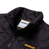 Chaleco acolchado color verde oliva con cierre frontal, bolsillos inferiores tipo welt y logo de Caterpillar en el pecho. Cuenta con ribete elástico en el dobladillo y tecnologías water resistant y recycled insulation.