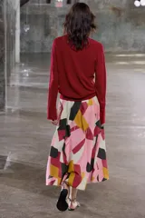 Falda midi de tiro alto confeccionada en hilatura de algodón con estampado geométrico multicolor. Tiene detalle de pliegues en la cintura y bajo evasé.