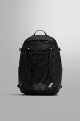Mochila negra de tejido técnico con compartimento principal con cierre de cremallera, dos bolsillos planos interiores, compartimento frontal con cierre de cremallera y bolsillo interior con cierre adherente, dos bolsillos laterales ajustables con banda elástica, parte posterior acolchada, asa de mano y dos asas de hombro ajustables con cinta y hebilla de liberación rápida.