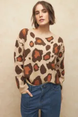 Sweater de jacquard con estampado animal print en tonos marrones y beige, de manga larga y cuello redondo.