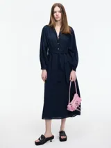 Vestido midi azul marino con botones en el escote y lazo ajustable en la cintura.