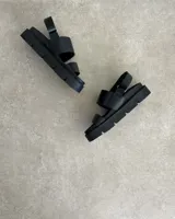 Sandalias con plataforma color marrón con textura de piel de reptil, con dos tiras anchas sobre el empeine y tira trasera ajustable.