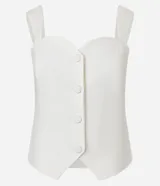 Blusa blanca de tejido plano en sastrería, con escote corazón, breteles anchos, botones forrados, elástico en la espalda y bajo con recorte V.