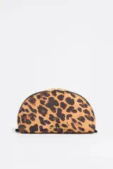 Neceser de nylon con estampado animal print, cierre de cremallera dorada, bolsillo interior y logo metálico de la marca.